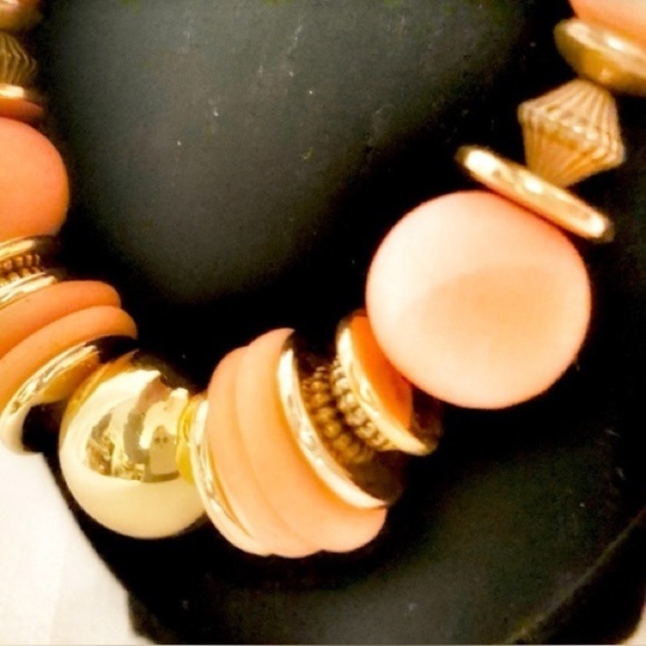 Beautiful Vintage “Golden Girls” Style Wooden Disk Coral Statement Necklace - Picture 5 of 8